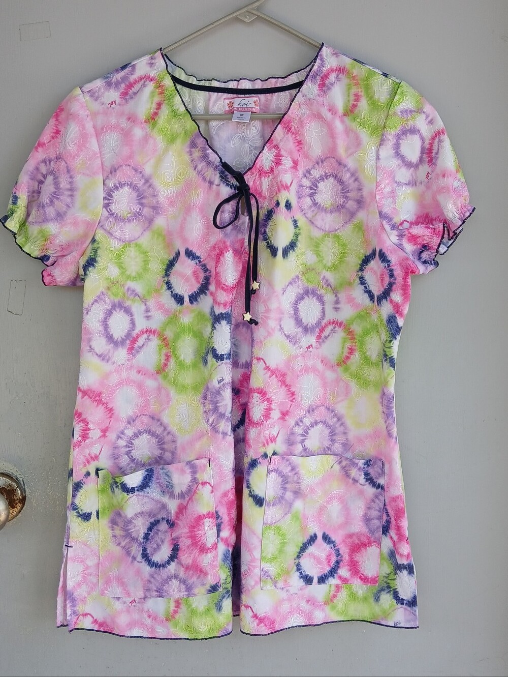 KOI Limited Ed Tye Dye Embroidered Scrub Top Women's Size M Split Neck Tie Front
